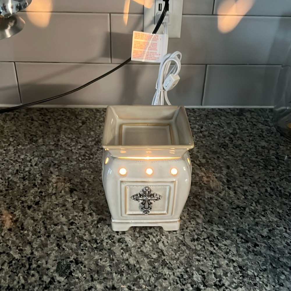 NEW! Scentsy Large Cross Warmer